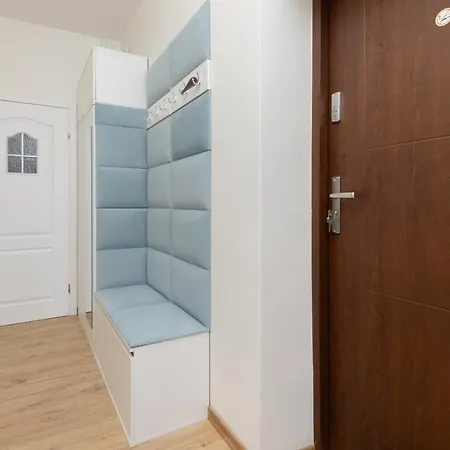 Bright & Comfy Komandorska By Renters Apartament