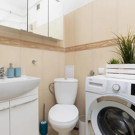 Bright & Comfy Komandorska By Renters Apartament